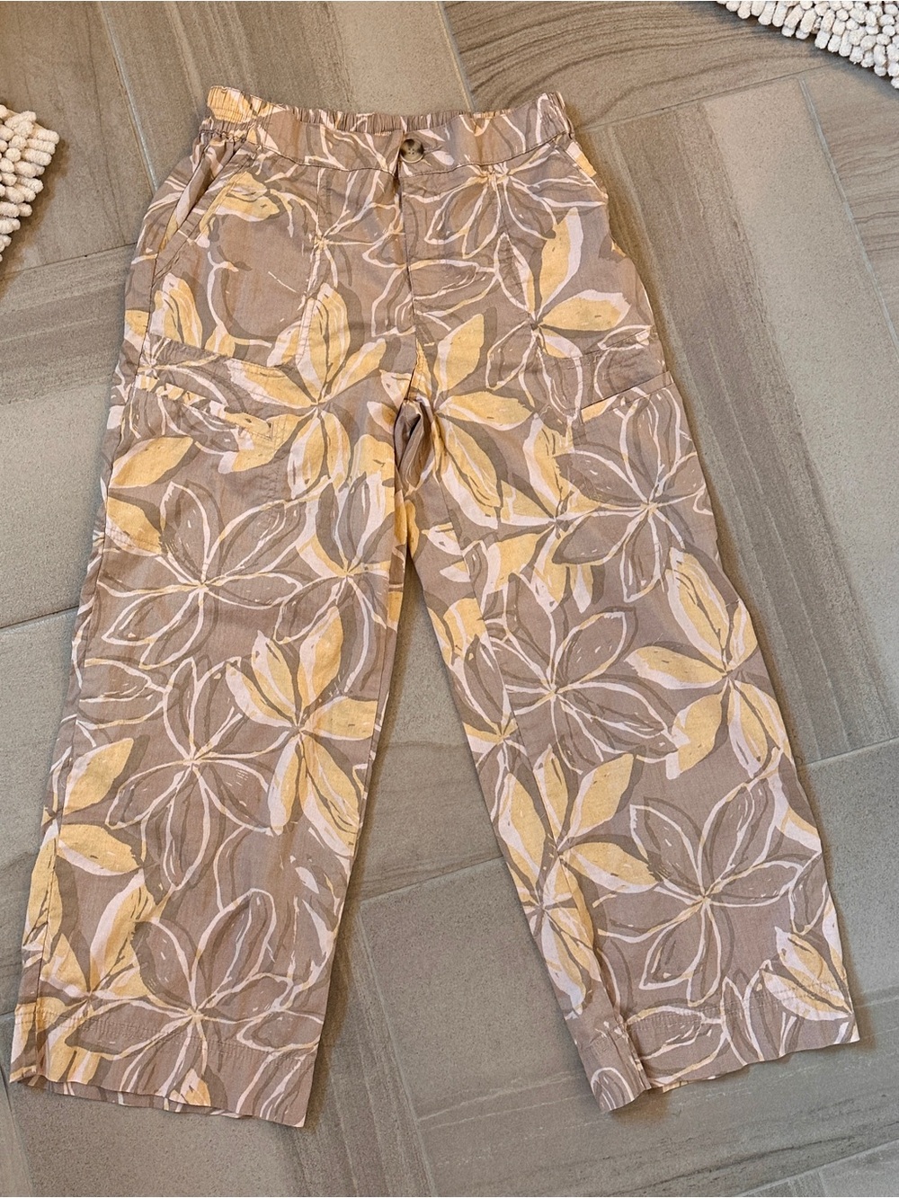 EUC Sz 4 Democracy cropped Neutral Floral Elastic Waist Pants